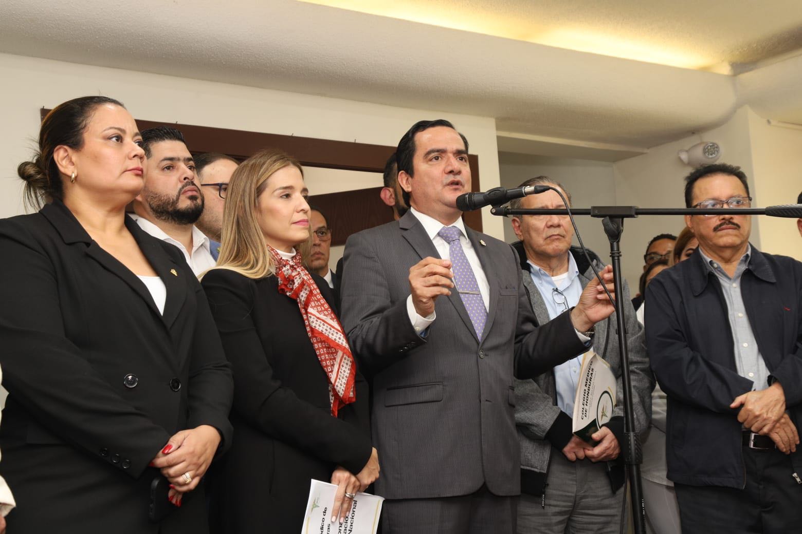 CN logra acuerdos con sectores de salud para declarar emergencia, abastecer medicamentos y disminuir la mora quirúrgica